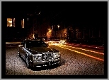 Nocą, Bentley Arnage, Deptak